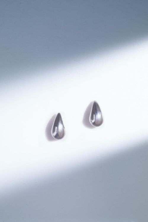 Tear drop gold earrings