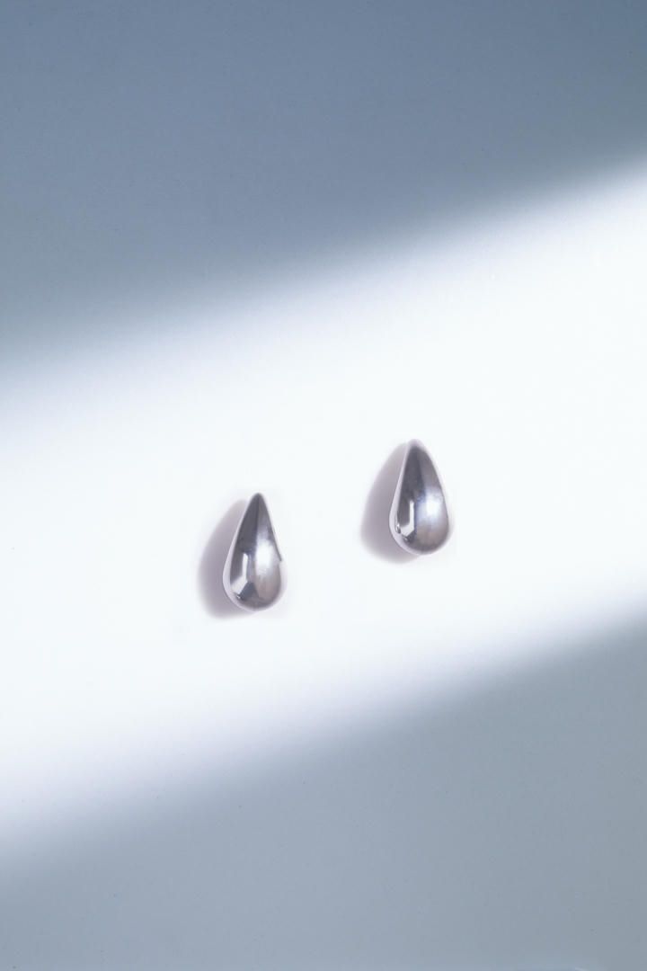 Tear drop silver earrings