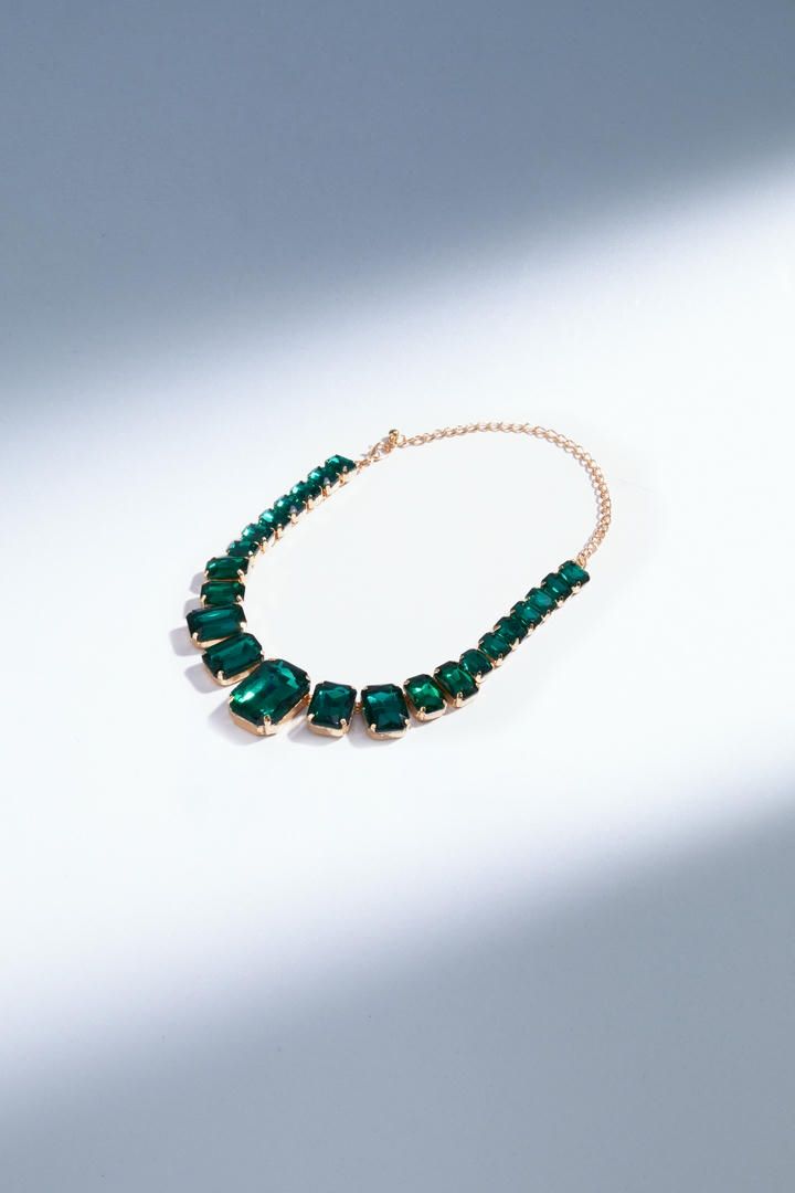 Green collar necklace