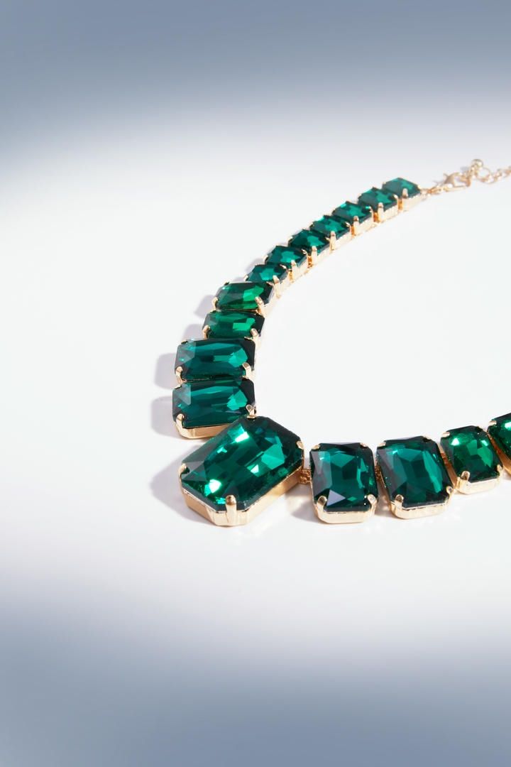 Green collar necklace