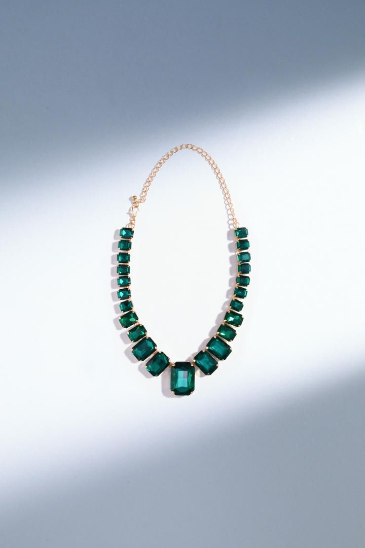 Green collar necklace